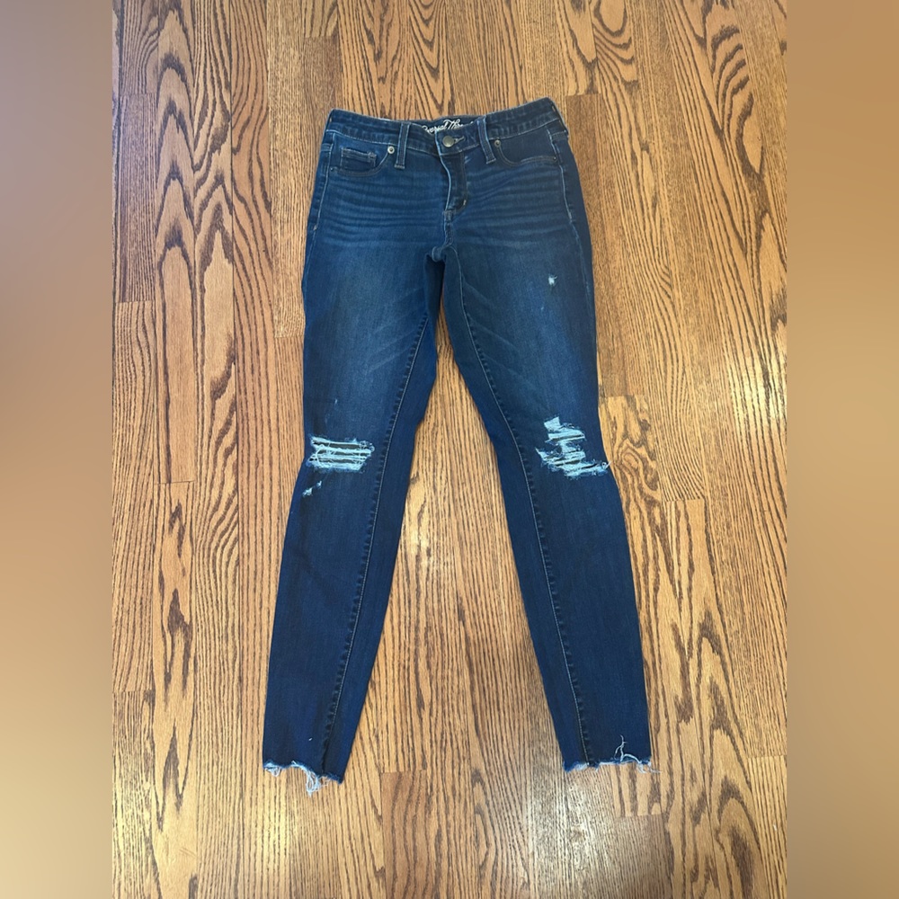 NWOT Women’s Universal Thread Distressed Mid Rise Jeans
